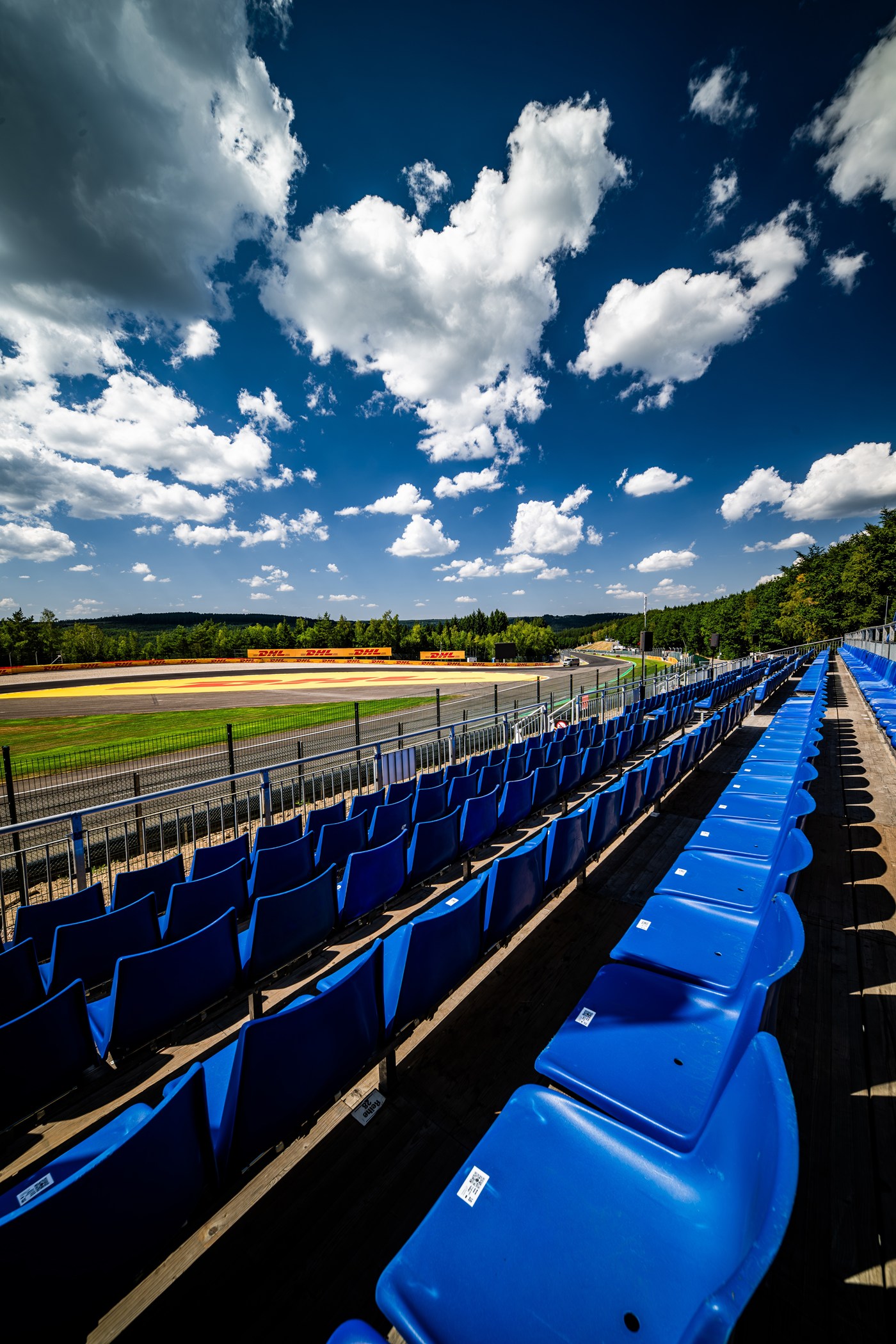 Tribunes 48