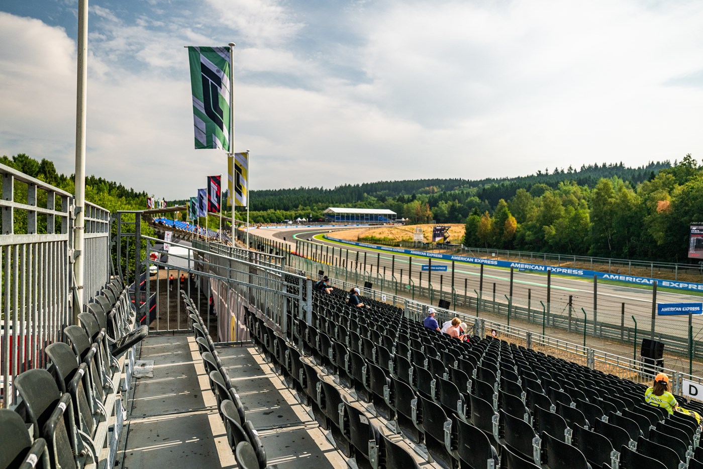 Tribunes 493