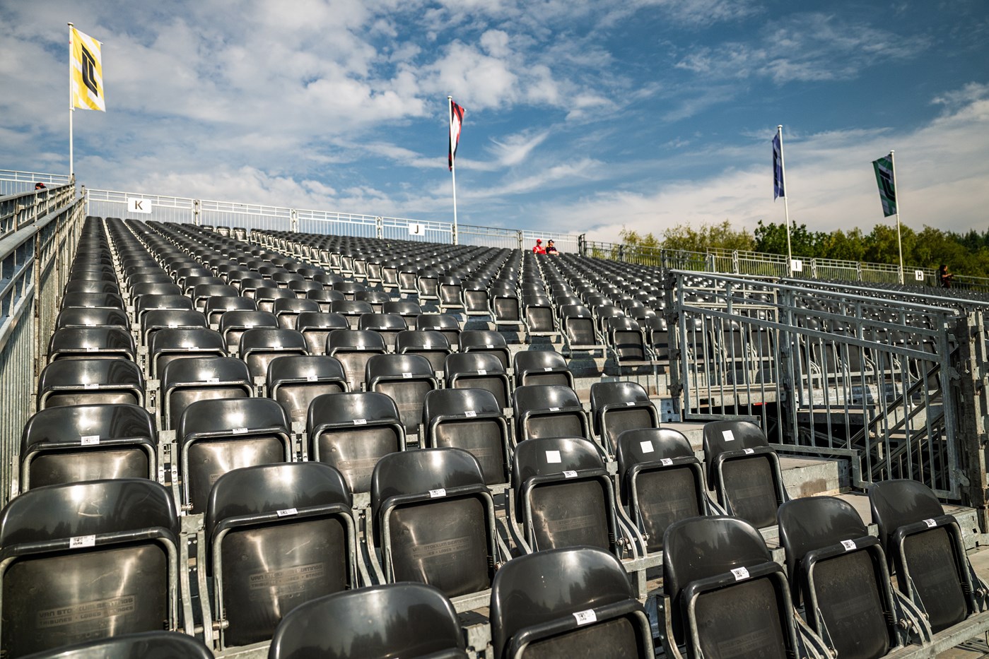 Tribunes 499