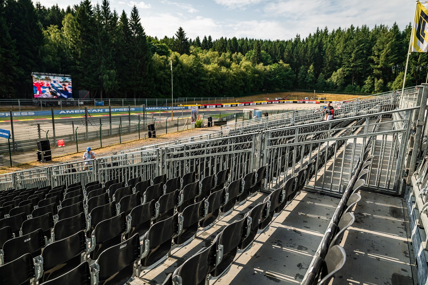 Tribunes 496