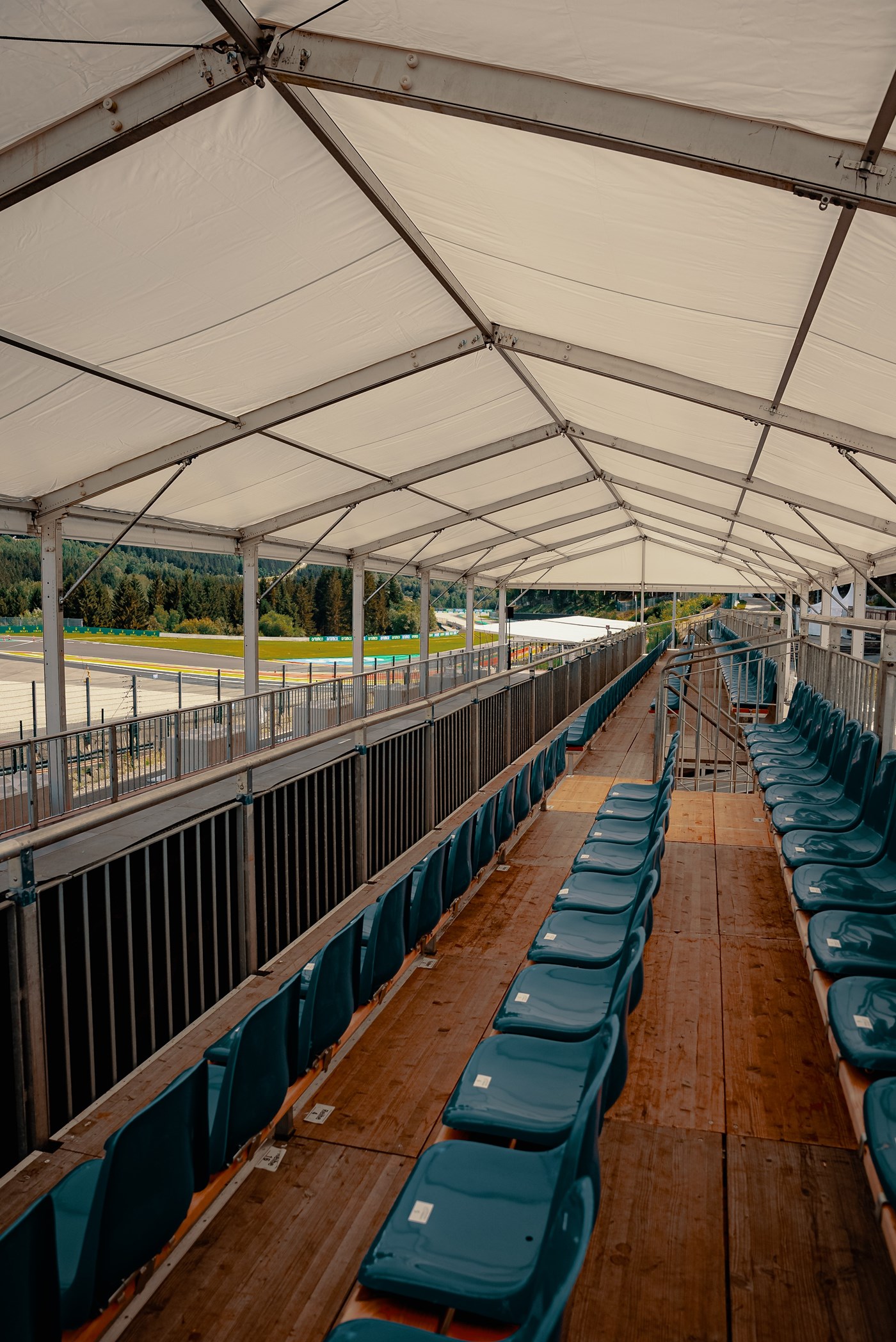TRIBUNES-4