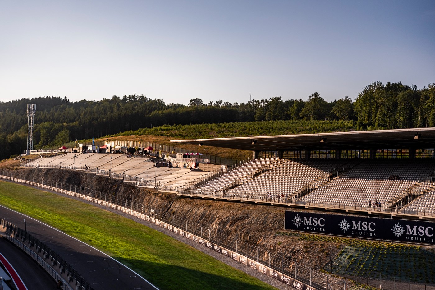 Tribunes 197