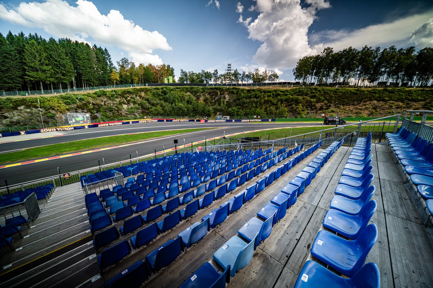 Tribunes 714