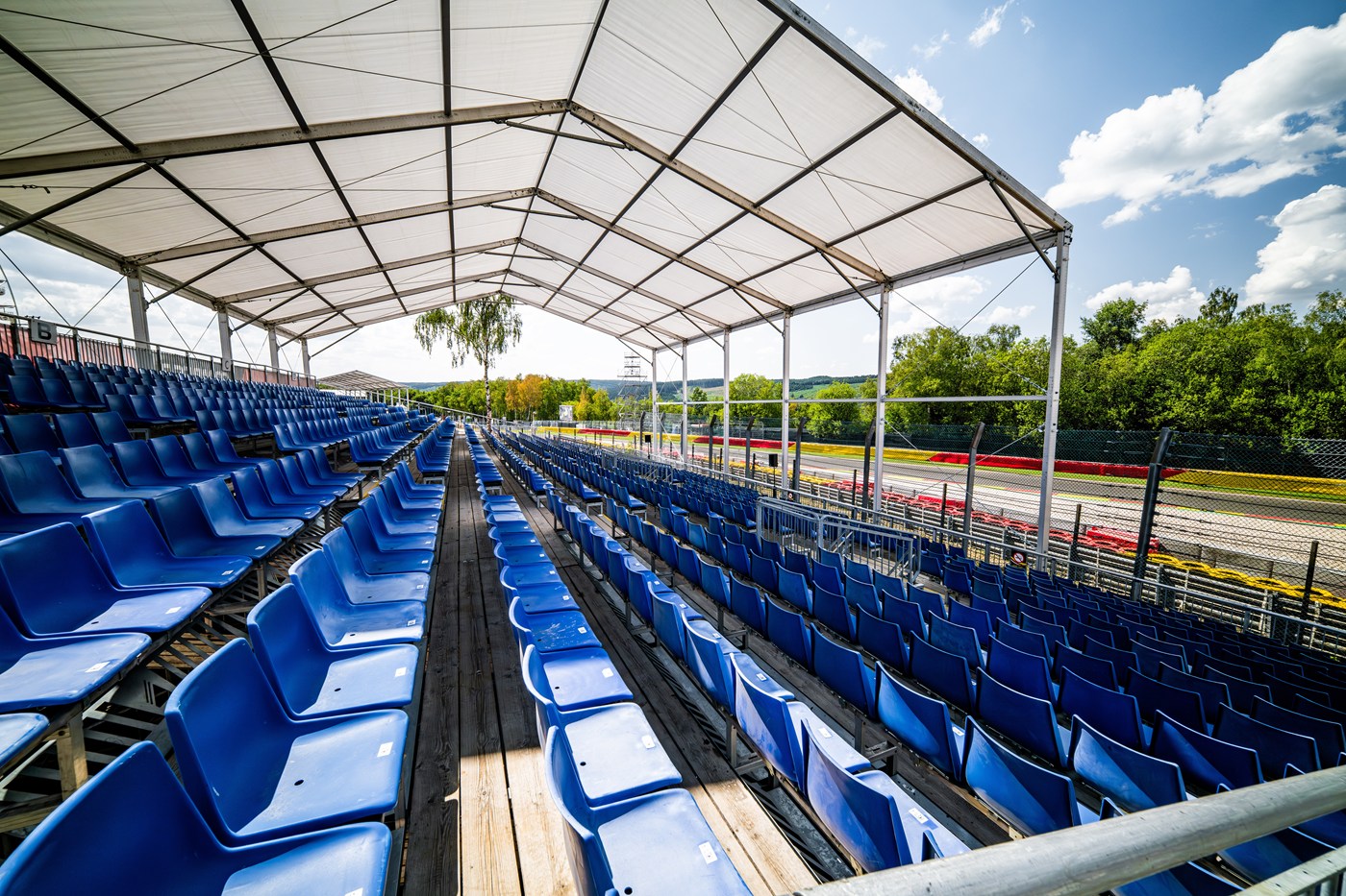 Tribunes 706